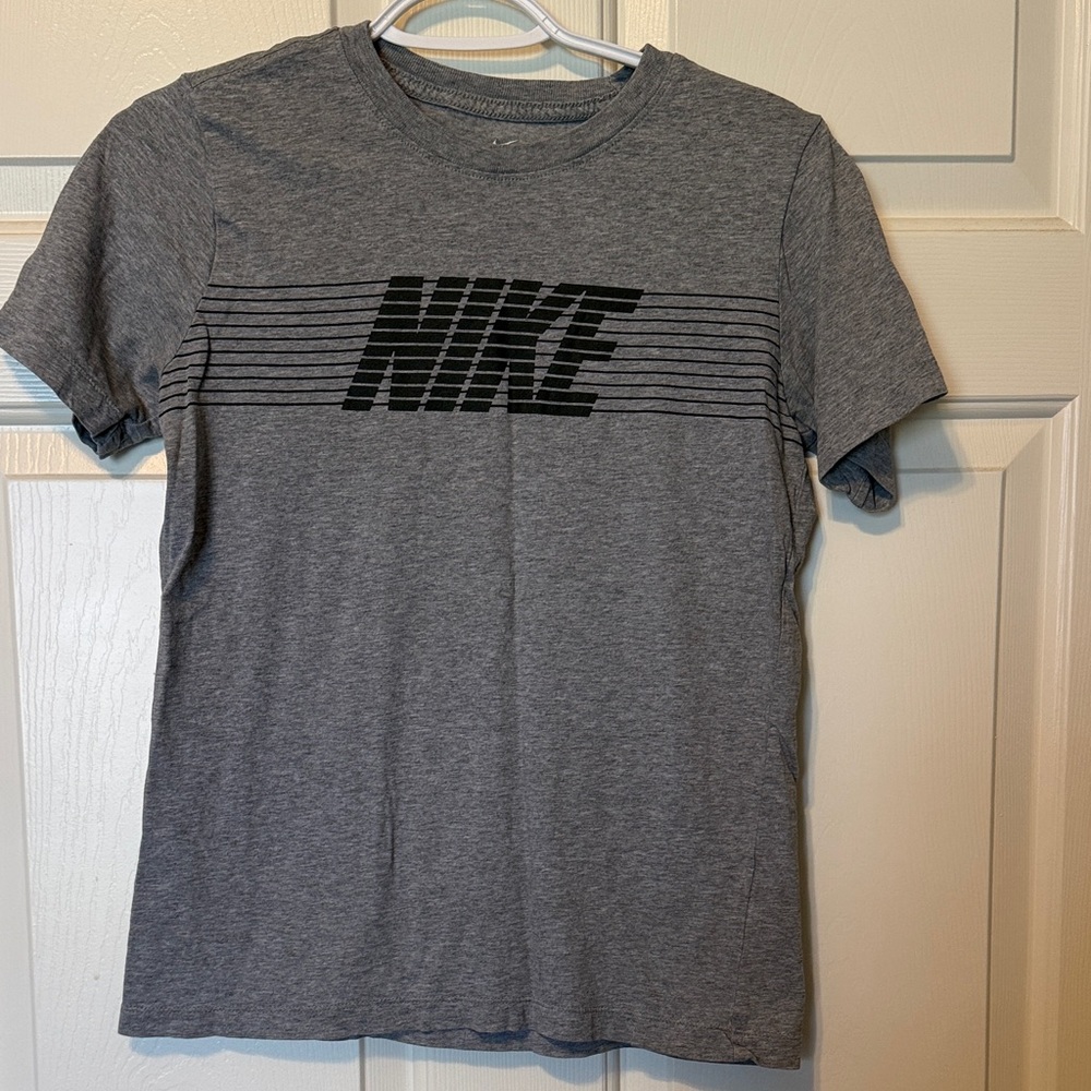 Nike Kids Gray and Black Short Sleeve Tee large